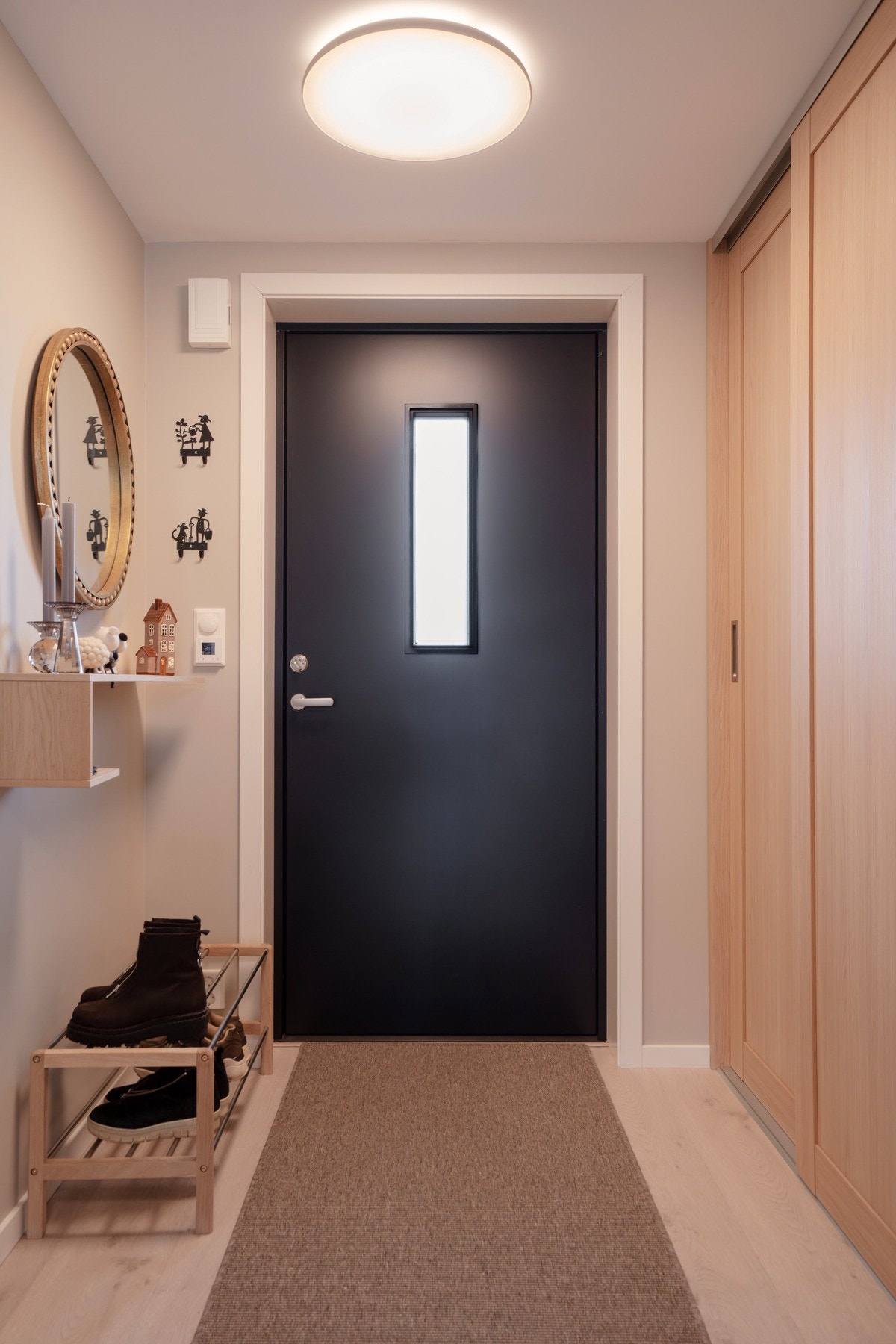 Integrert skyvedørsgarderobe i entreen gir god plass til sko og yttertøy. Galleribilde
