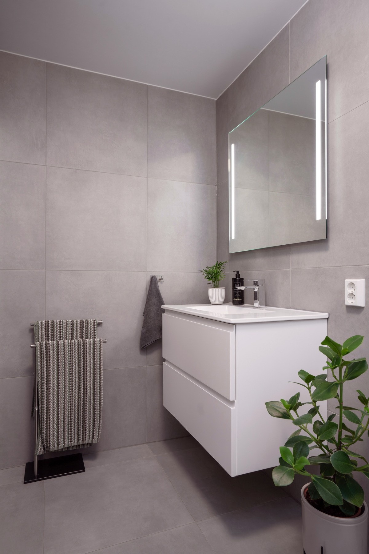 Badet har flislagte gulv og vegger. Galleribilde