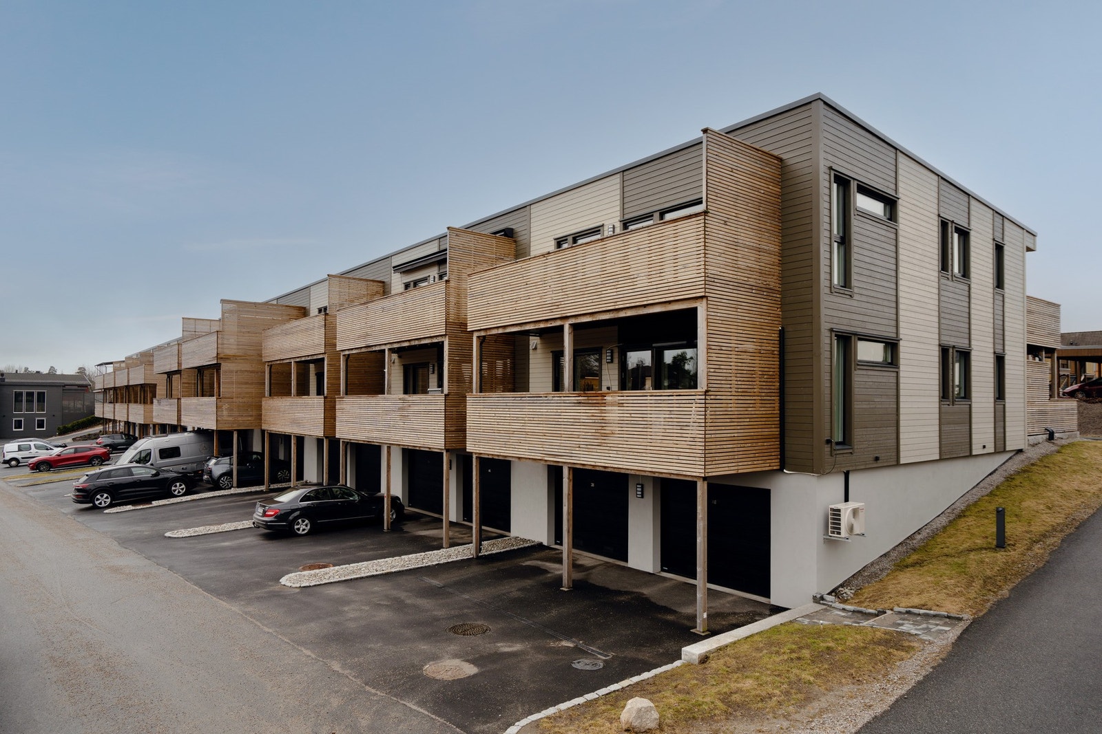 Det er også biloppstillingsplass utenfor garasjen. Galleribilde