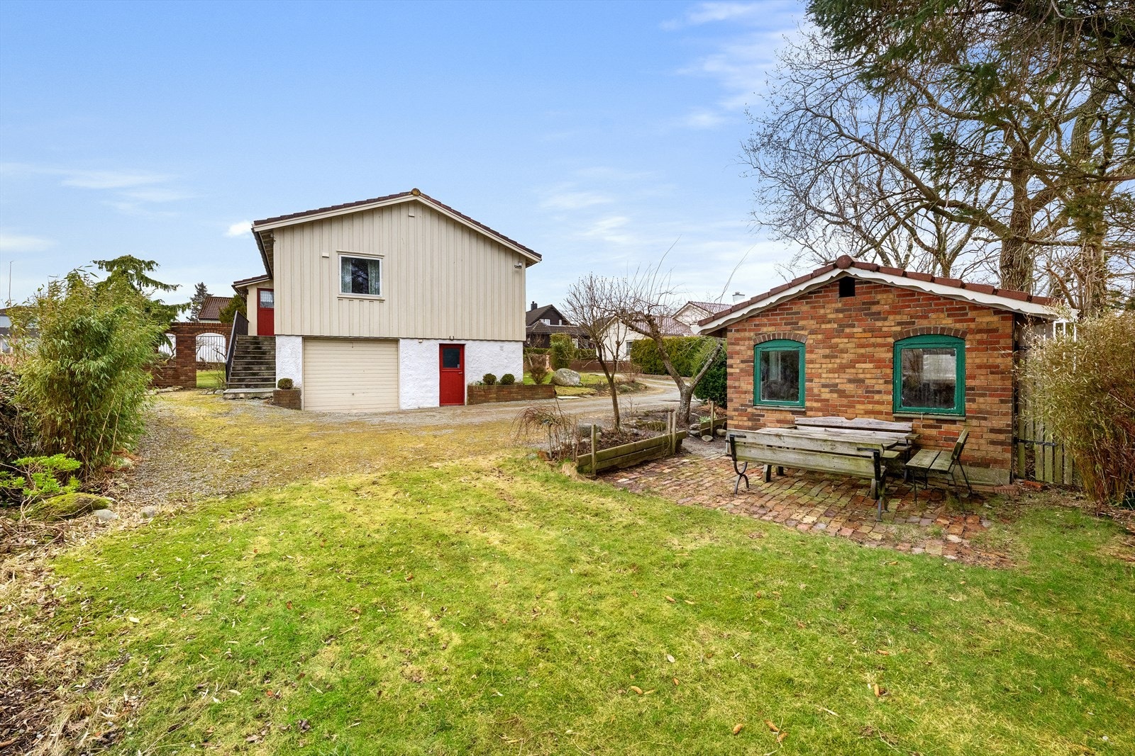 Boligen har nøktern standard og oppussing/modernisering kan påregnes. Galleribilde