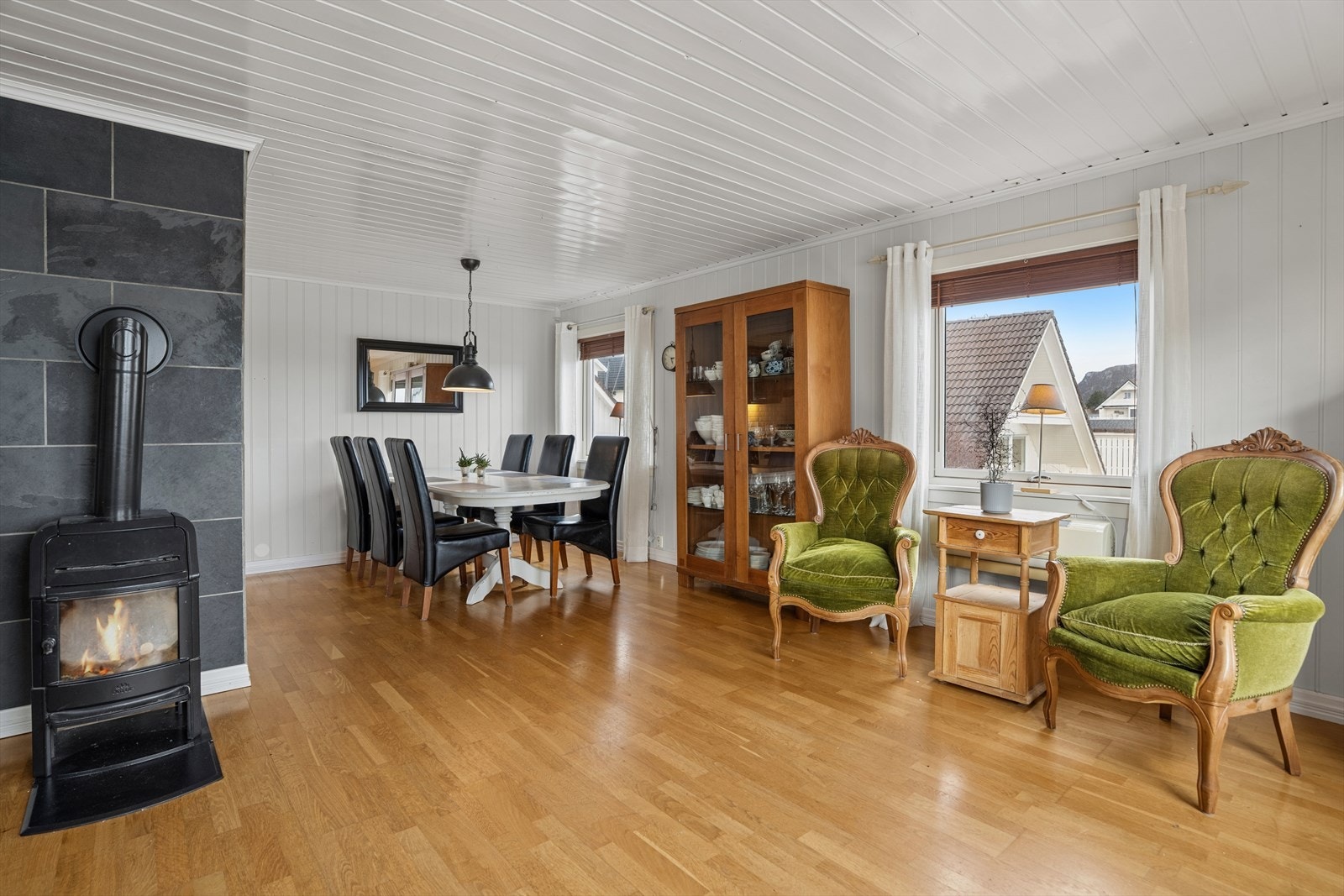 I tilknytning til stuen er det god plass til en stor spisestue for måltider med familie og venner. Galleribilde