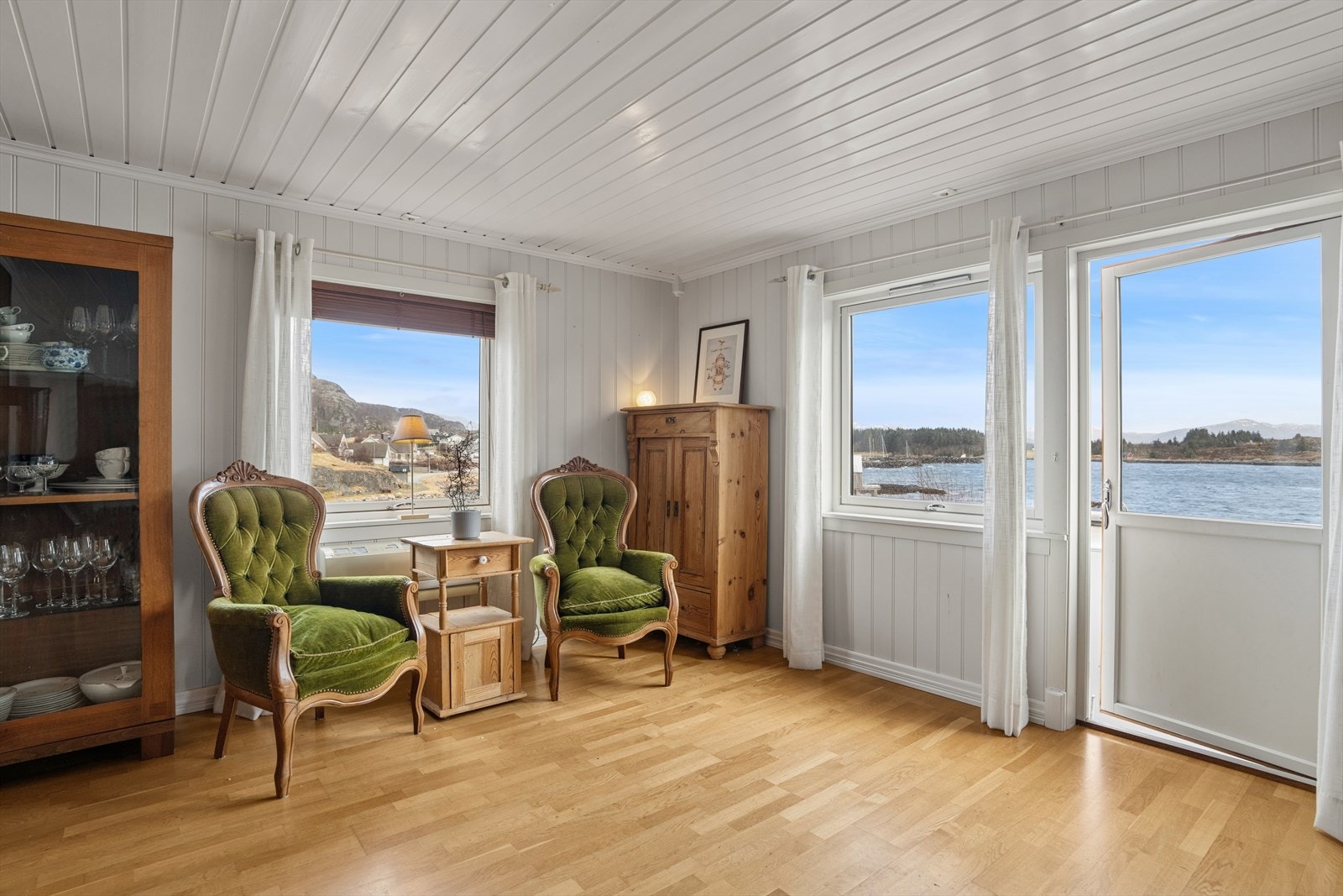 Fra stuen er det direkte utgang til en av uteplassene. Vinduene, skiftet i perioden 2003-2005, rammer inn den flotte sjøutsikten. Galleribilde