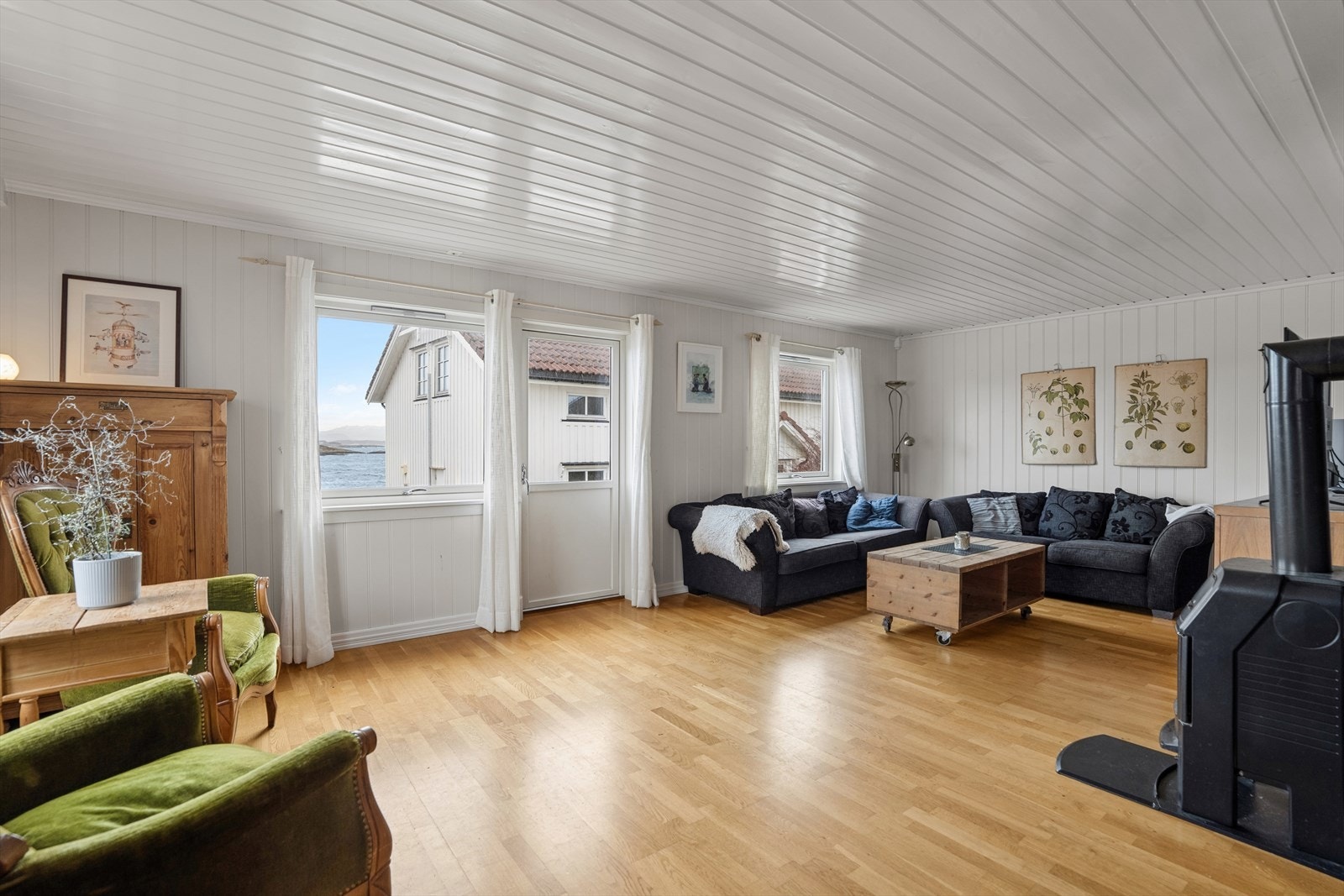 Det romslige arealet gir fleksibilitet til å innrede med flere soner, som en egen TV-krok og en sittegruppe. Galleribilde