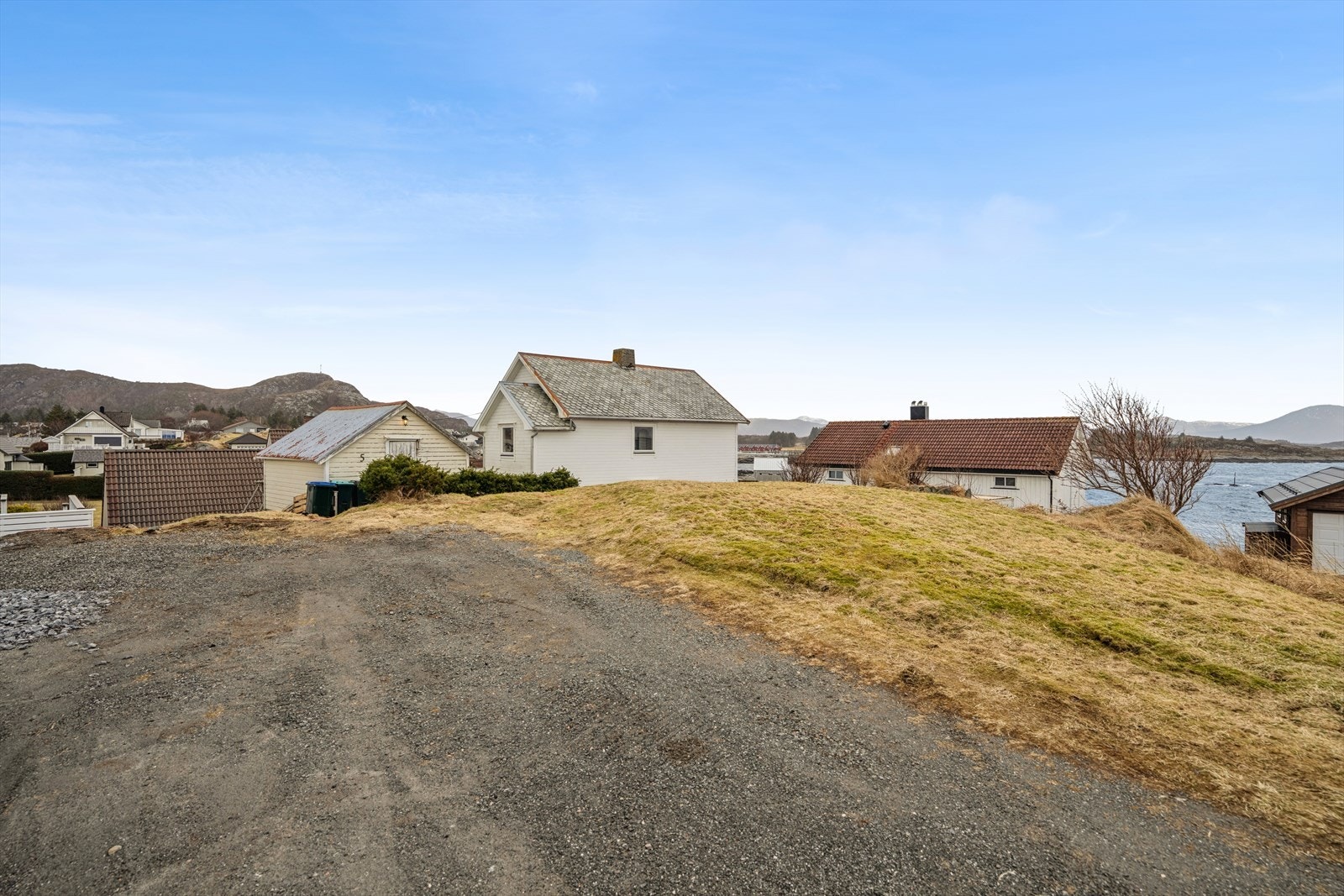 Tomten er opparbeidet med gruset innkjørsel og gode parkeringsmuligheter. Her er det rikelig med plass for både lek og hageaktiviteter. Galleribilde