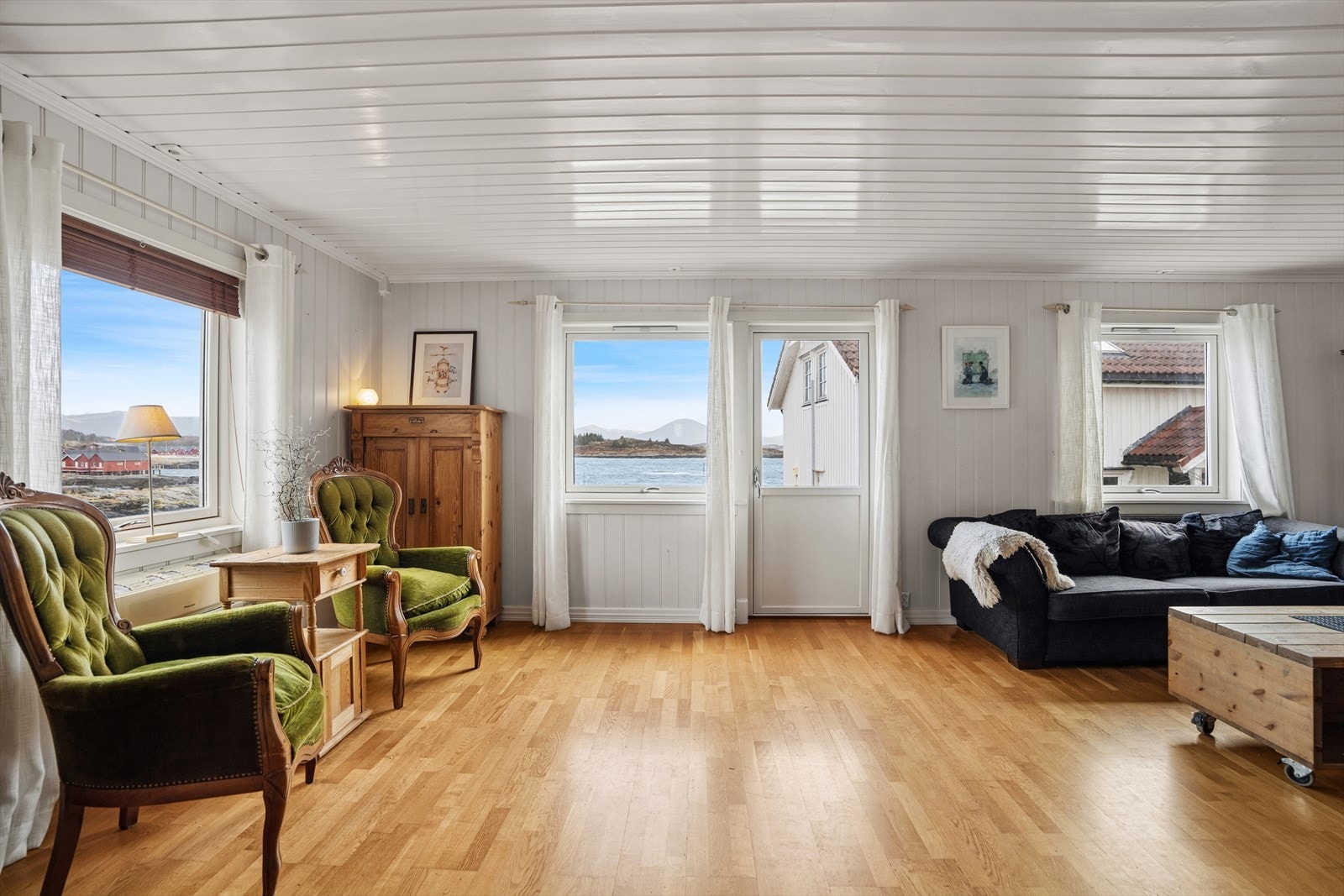 De store vindusflatene gir rikelig med naturlig lys og en konstant nærhet til sjøen og omgivelsene. Galleribilde