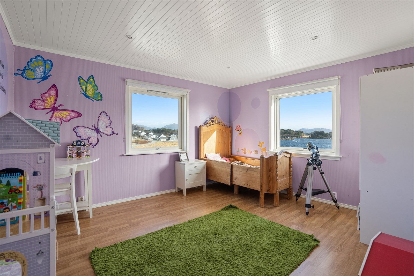 Dette er et av de romsligste soverommene, med plass til både seng, oppbevaring og en liten leke- eller arbeidskrok. Galleribilde