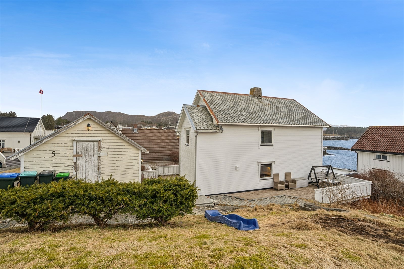 Eiendommen ligger på en romslig, selveid tomt på over 800 m². Her er det gode biloppstillingsplasser og et uthus på 35 m² for rikelig med lagring. Galleribilde