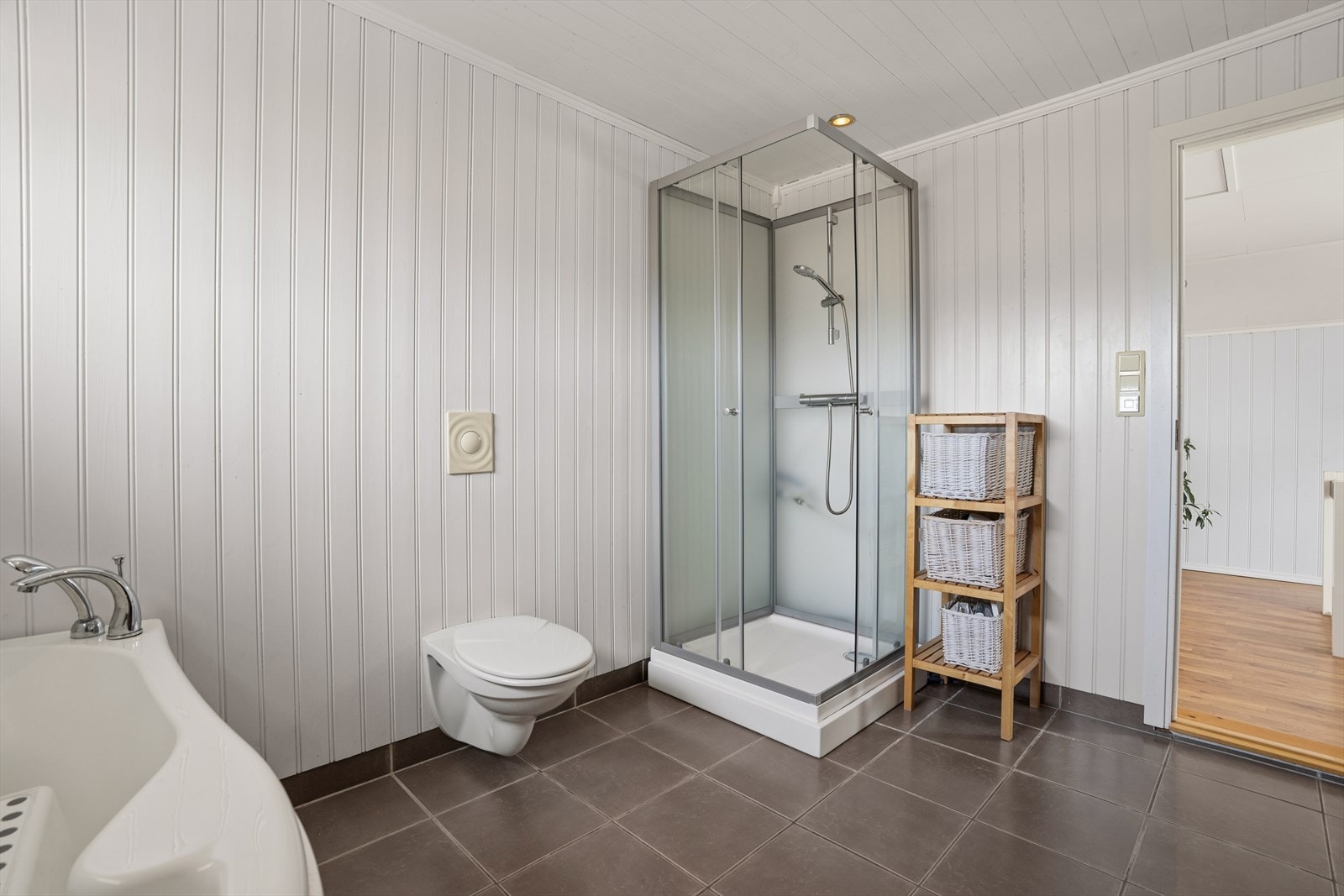 Badet ble pusset opp i 2005 og har flislagt gulv med gulvvarme. Her er det både dusjkabinett og vegghengt toalett. Galleribilde