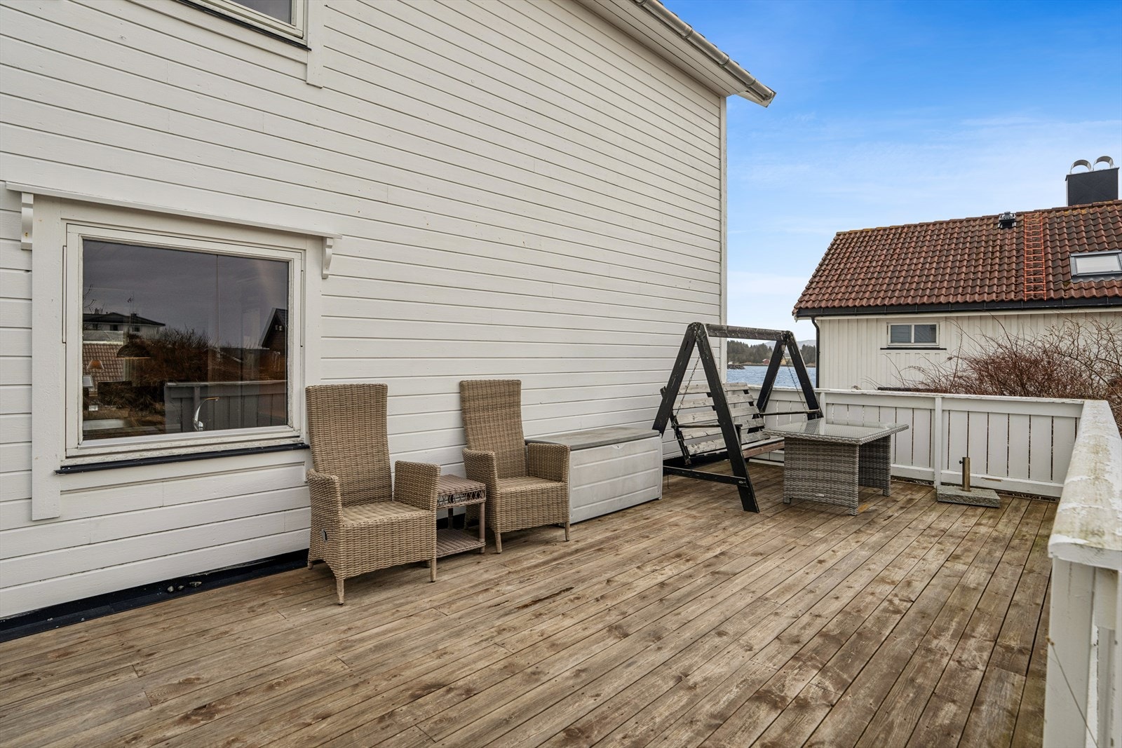 Den største terrassen har god plass til både sittegruppe og grill, og er et naturlig samlingspunkt på fine dager. Galleribilde