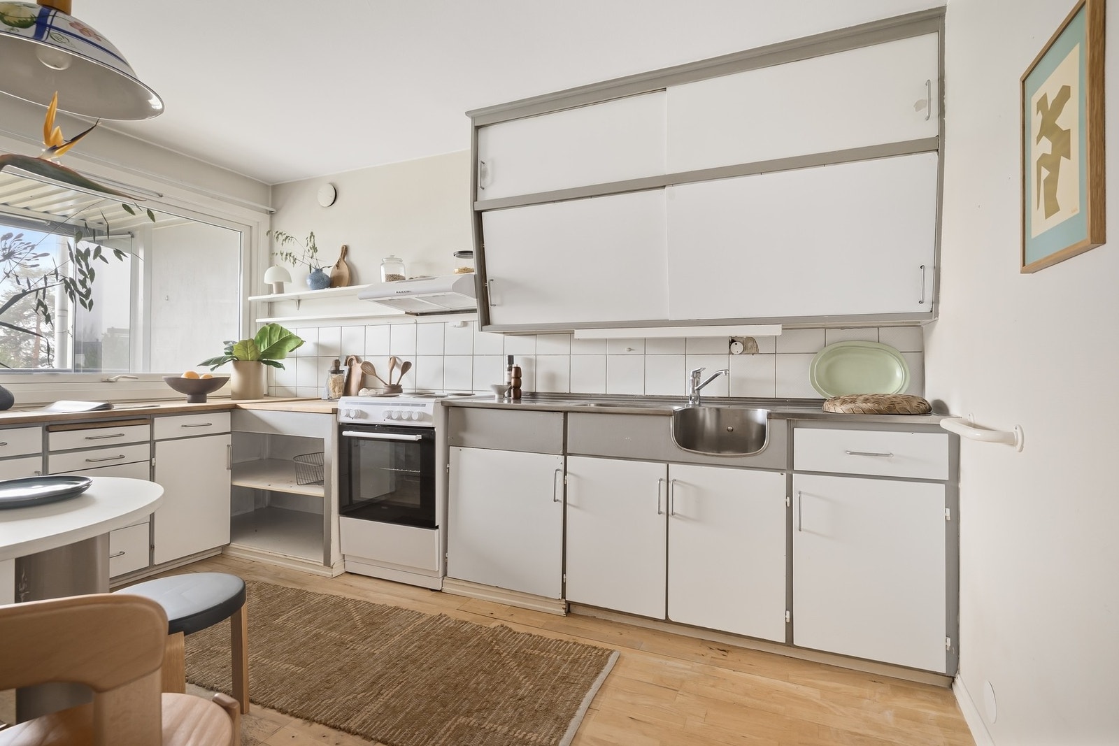 Separat kjøkken med plass til spisebord Galleribilde