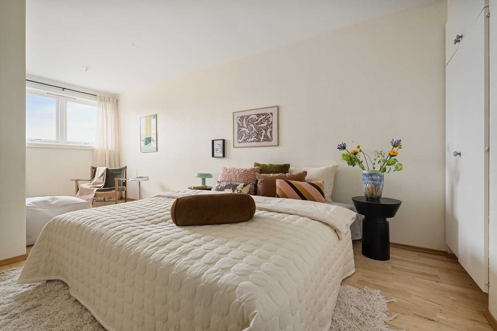 Romslig soverom med gode møbleringsmuligheter Galleribilde