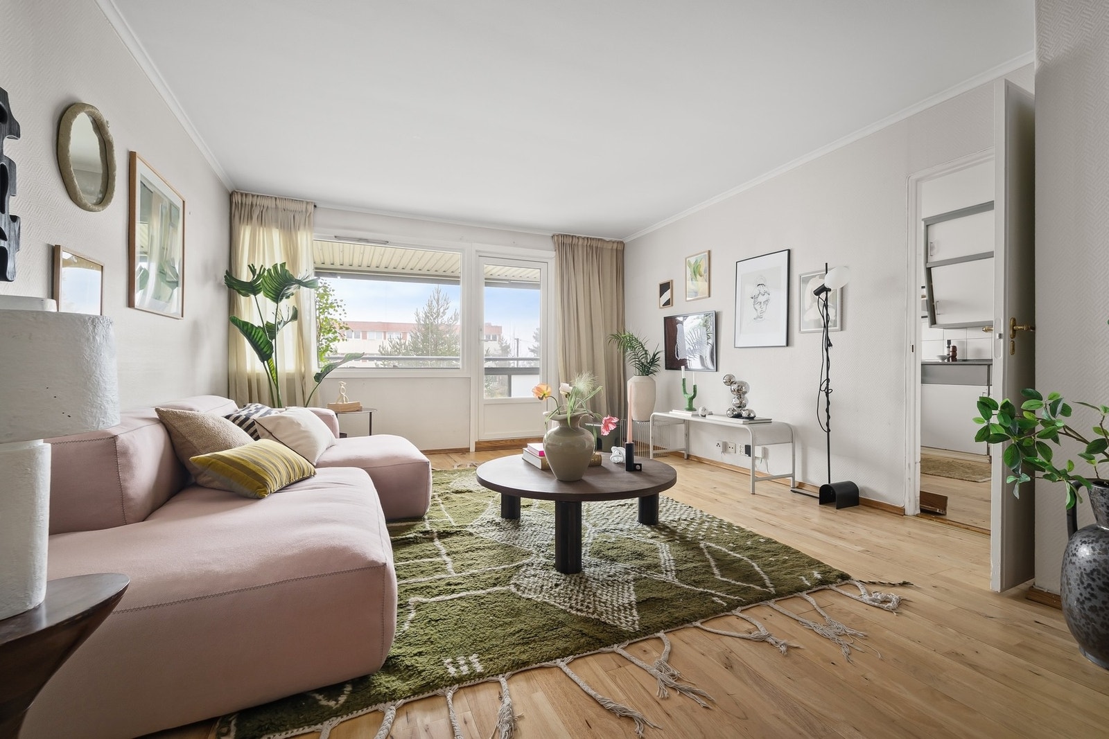 Partner/Eiendomsmegler Marianne Dåsnes har gleden av å presentere Hareveien 1a Galleribilde