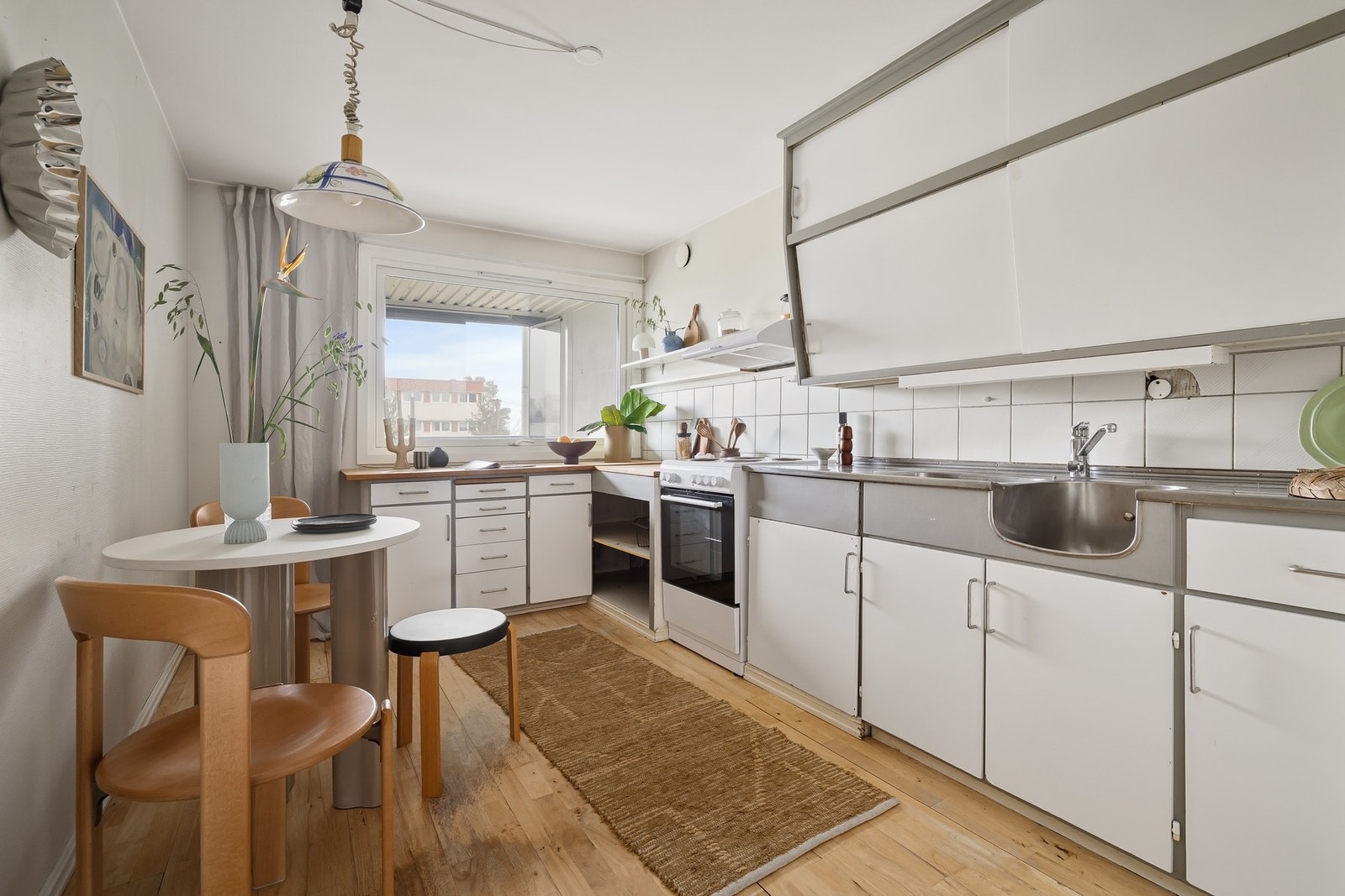 Eldre kjøkken med fin plass til spisebord Galleribilde