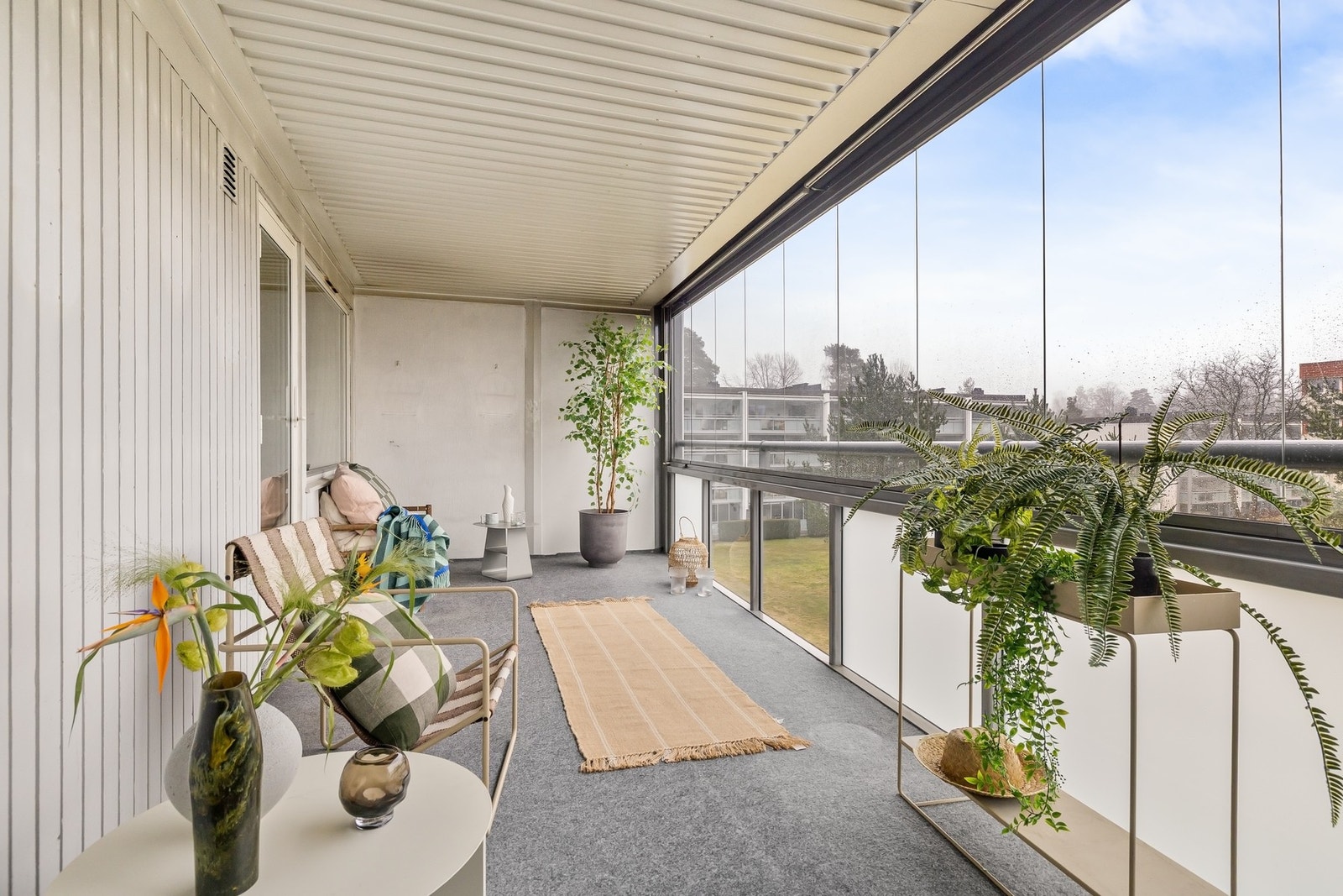 Herlig og stor innglasset balkong som gir en fin forlengelse av stuen hele året rundt Galleribilde
