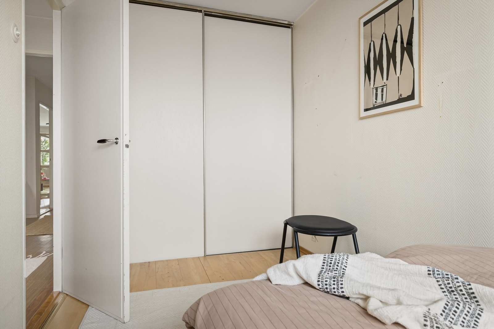 Et rom med plass til både hvile og oppbevaring Galleribilde