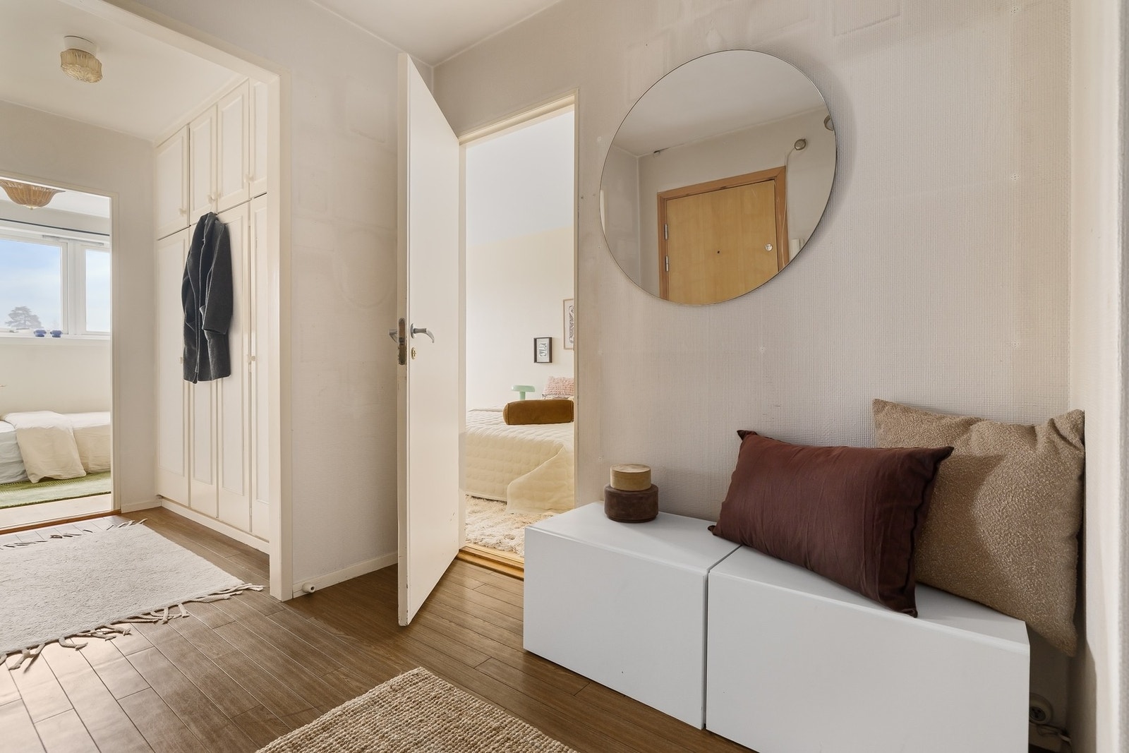 Praktisk gang med gode oppbevaringsmuligheter Galleribilde