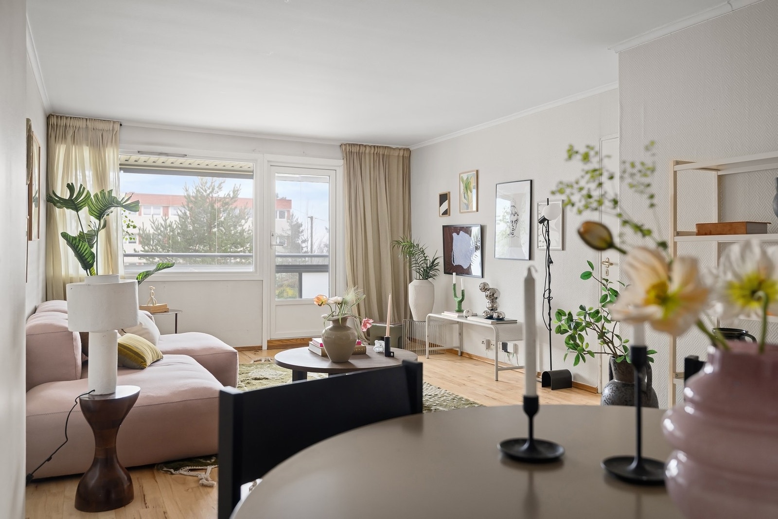 Stuen har et fint lysinnslipp og oppleves åpen og innbydende Galleribilde