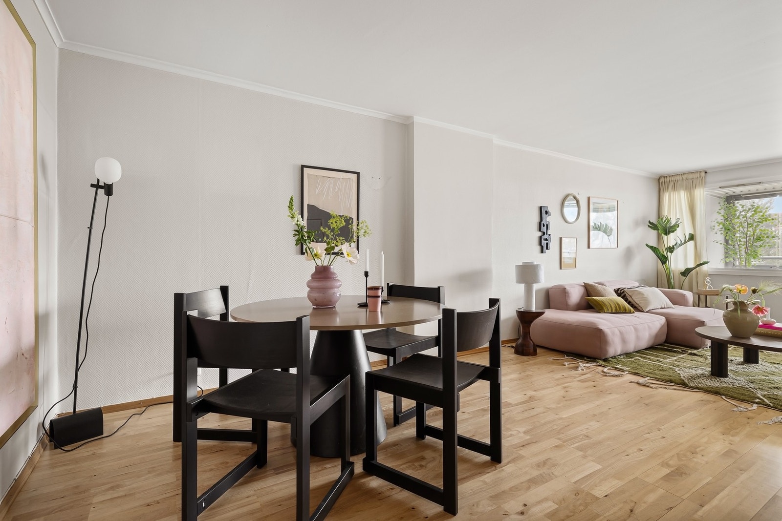 God plass til spisebord - perfekt for både hverdag og gjester Galleribilde