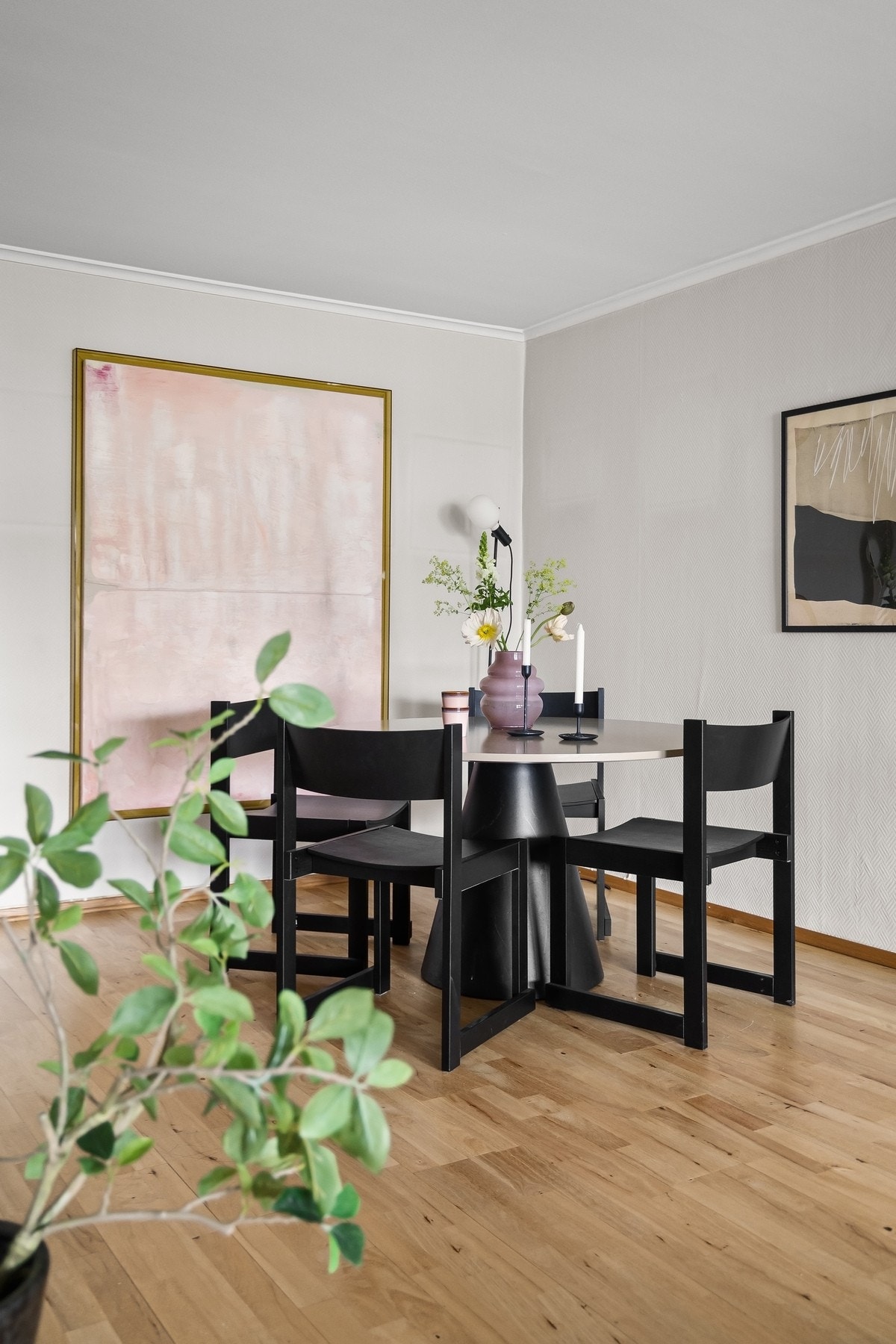 Stuen byr på fin plass til spisebord, hvor man lett kan dekke til langbord for hele familien Galleribilde