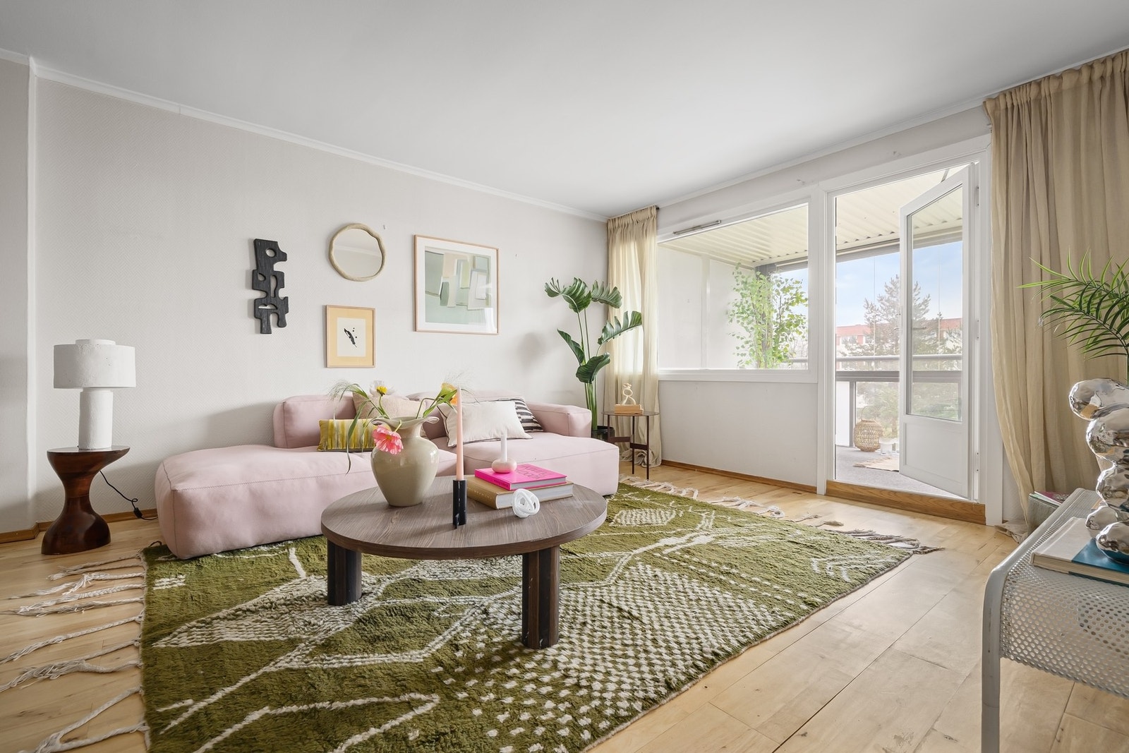 Stor og luftig stue med god plass til både sofa- og spisegruppe Galleribilde