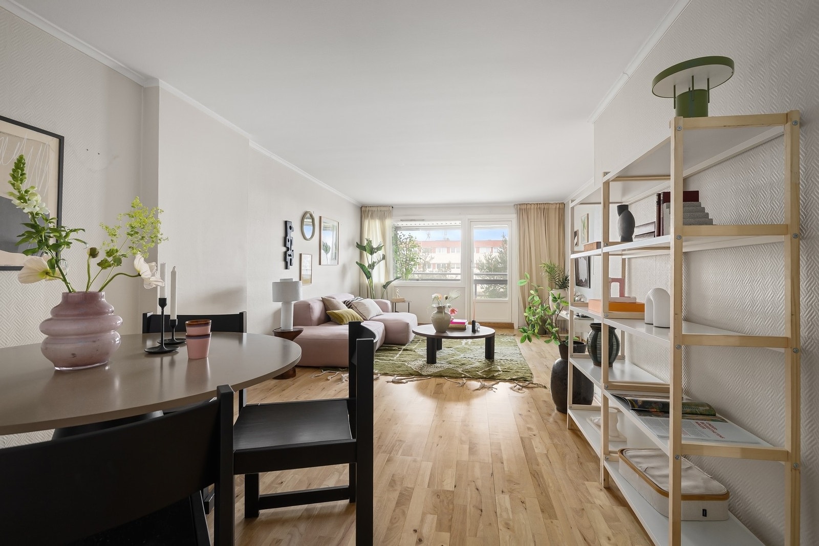 Her får du et romslig oppholdsrom med mange møbleringsmuligheter Galleribilde