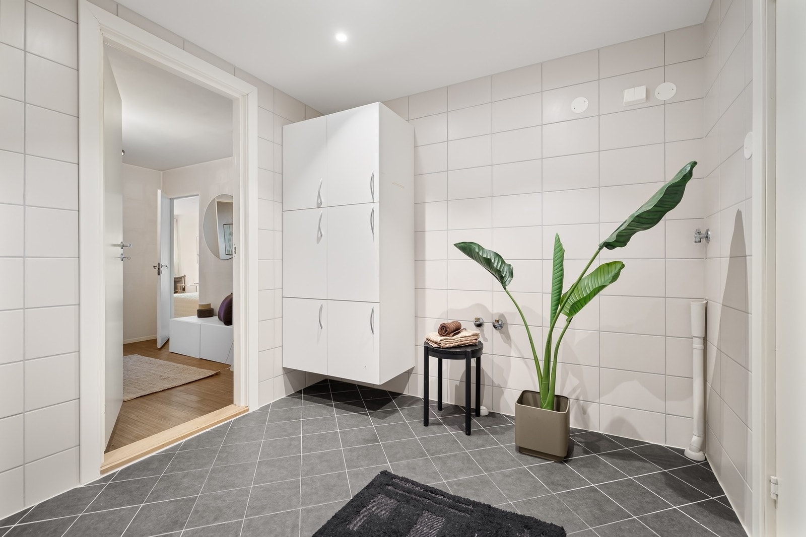 Stort, flislagt bad med god plass og mange muligheter.
-Praktisk utforming Galleribilde