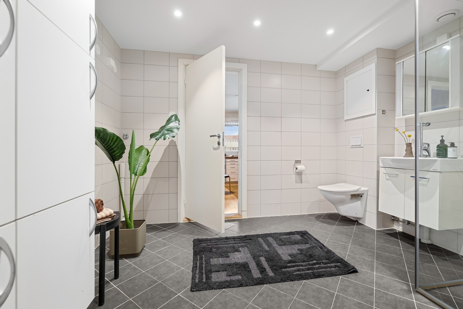 Funksjonelt og romslig bad Galleribilde