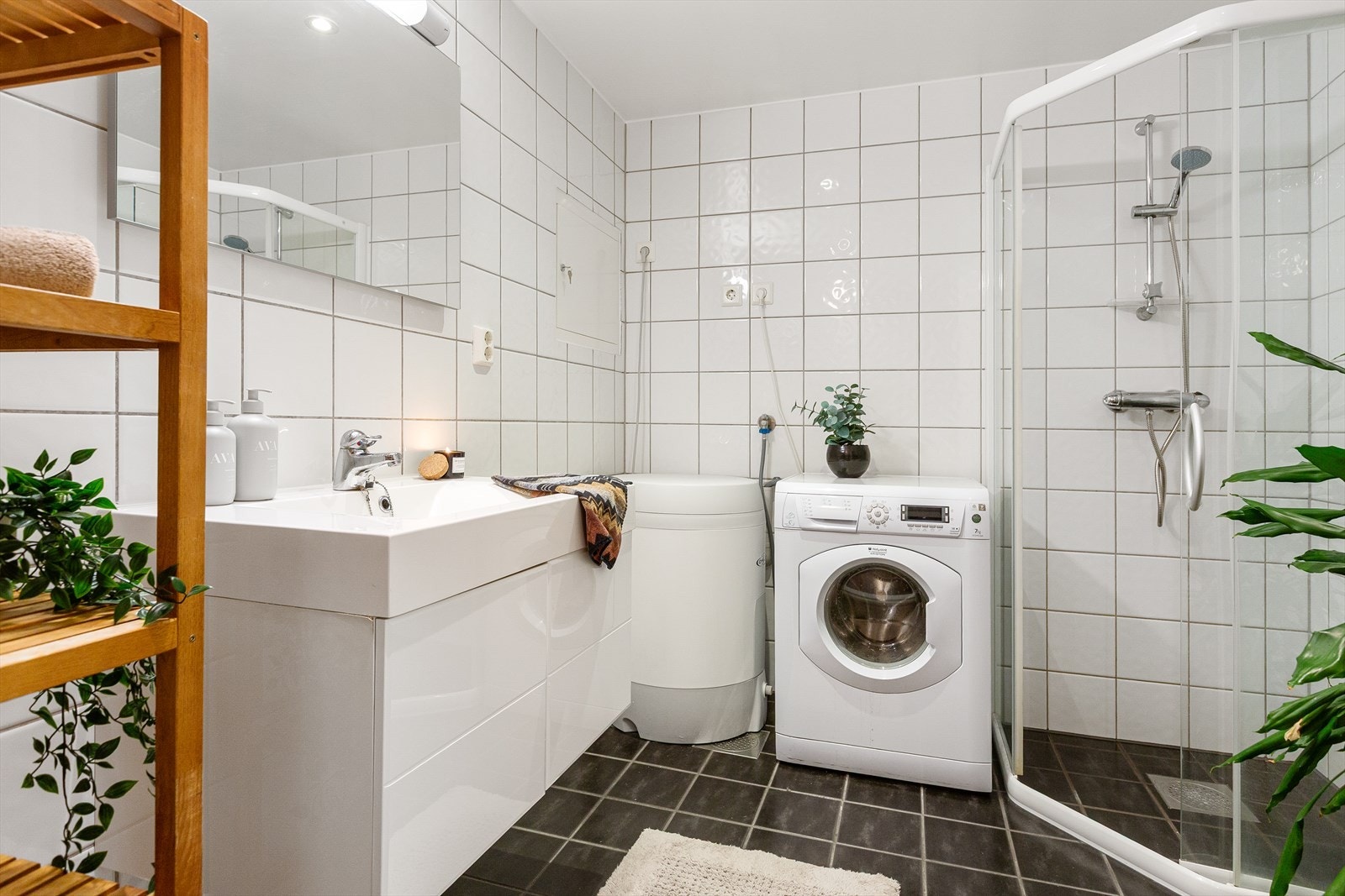 Lyst helfliset baderom med varmekabler! Galleribilde