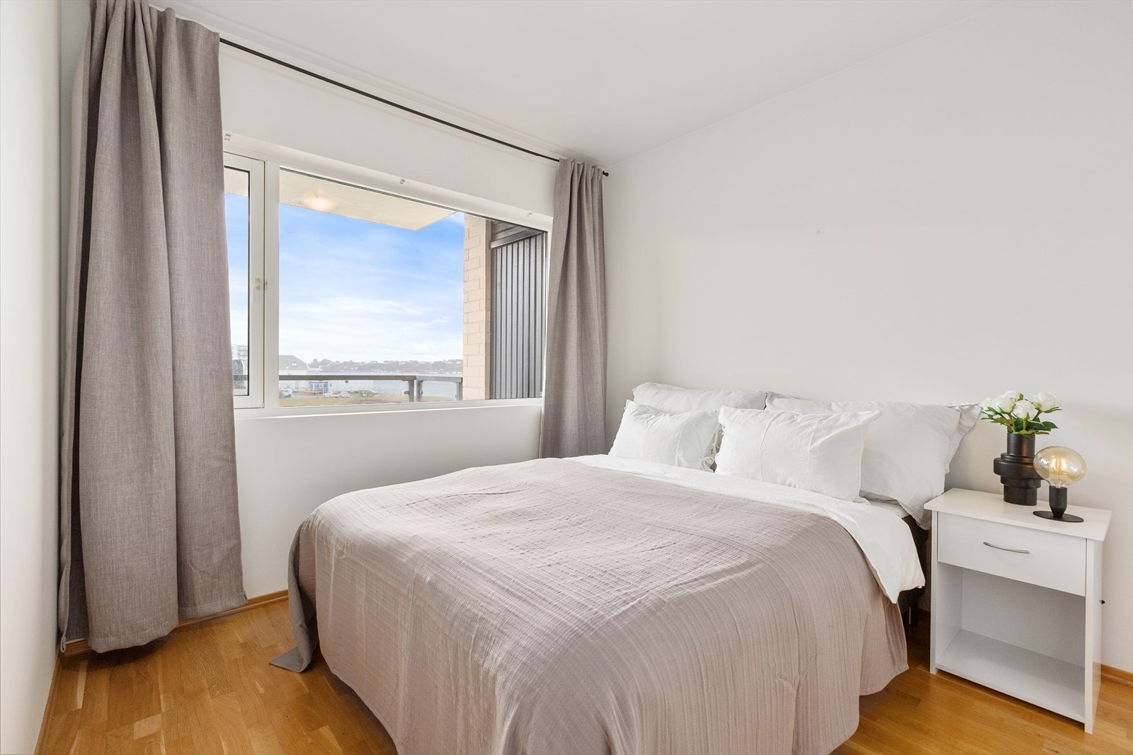 Behagelig soverom med gode garderobemuligheter! Galleribilde