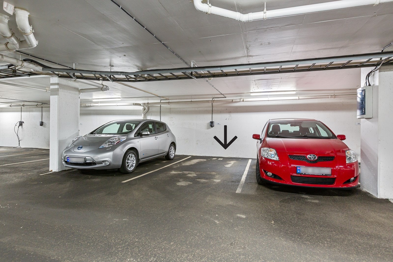 Parkeringsplass tilhørende leiligheten med elbillader. Galleribilde