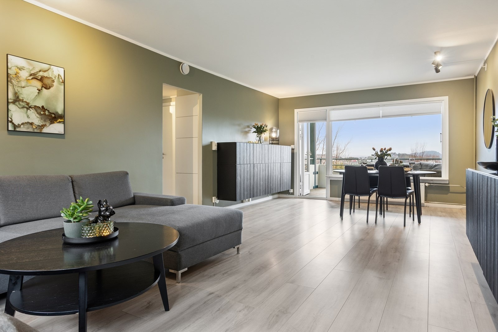 Romslig stue på hele 31 m² med god plass til både sittegruppe og spisestue Galleribilde