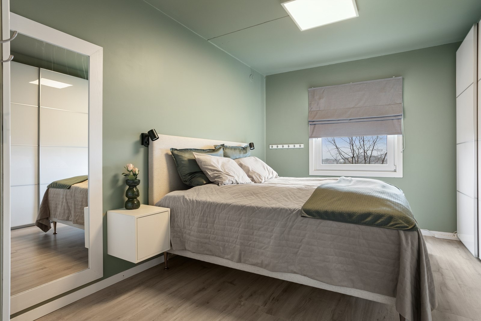 Romslig hovedsoverom med skyvedørsgarderobe Galleribilde