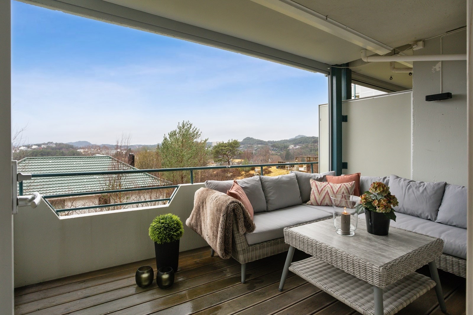 Vestvendt beliggenhet med sol til sen kveld midtsommers Galleribilde