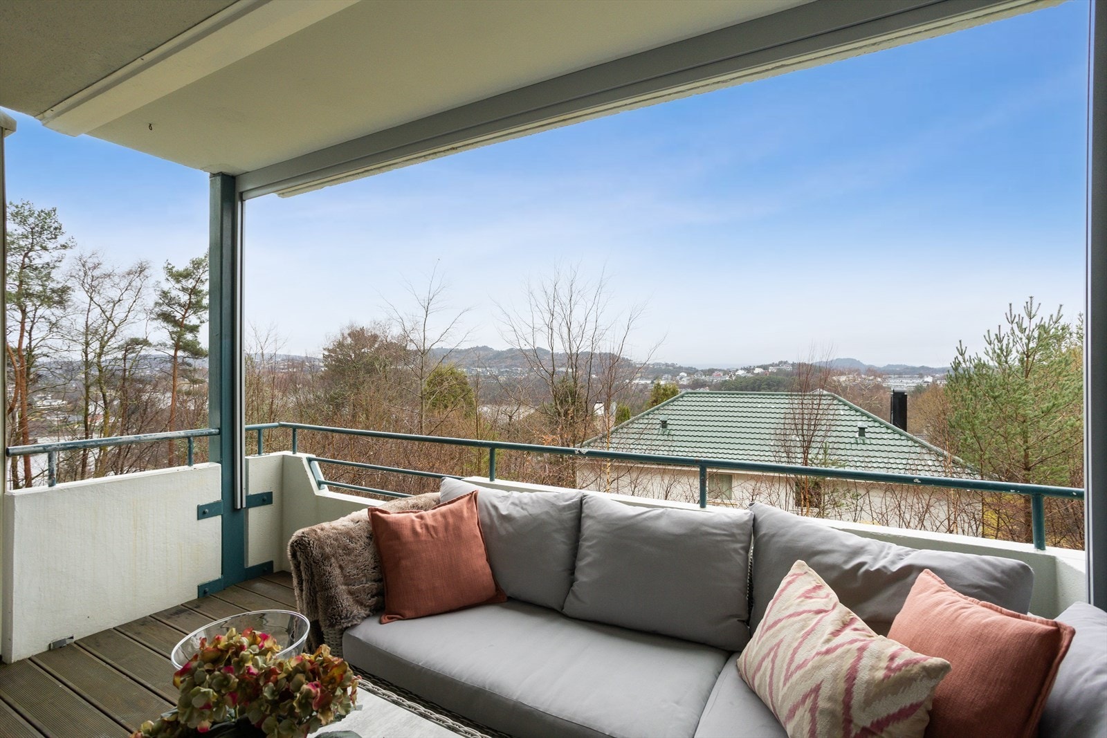 Usjenert og solrik balkong på 10 m² med utgang fra stue Galleribilde