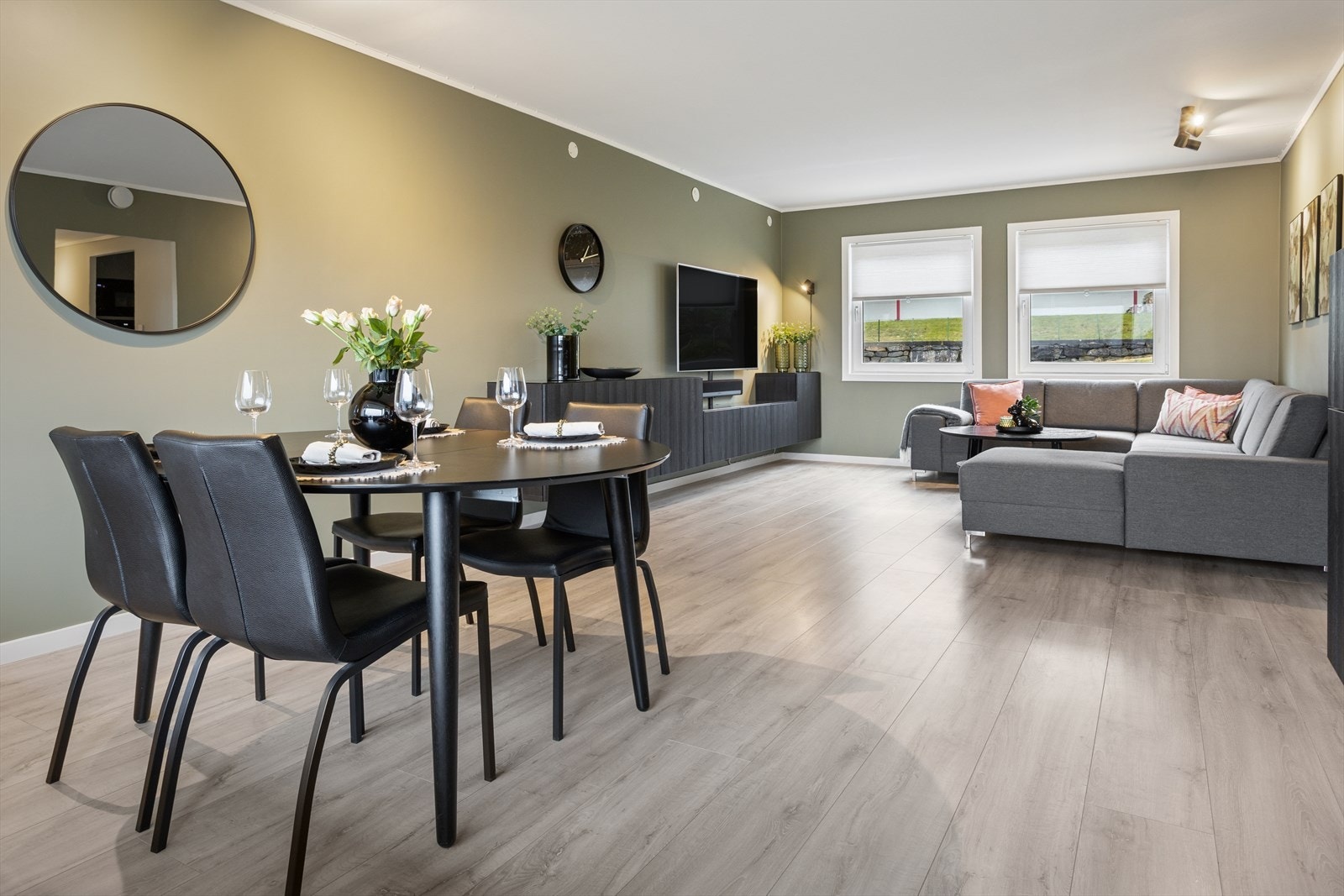 Store vindusflater og gjennomgående lys sikrer godt med naturlig lys i stuen Galleribilde