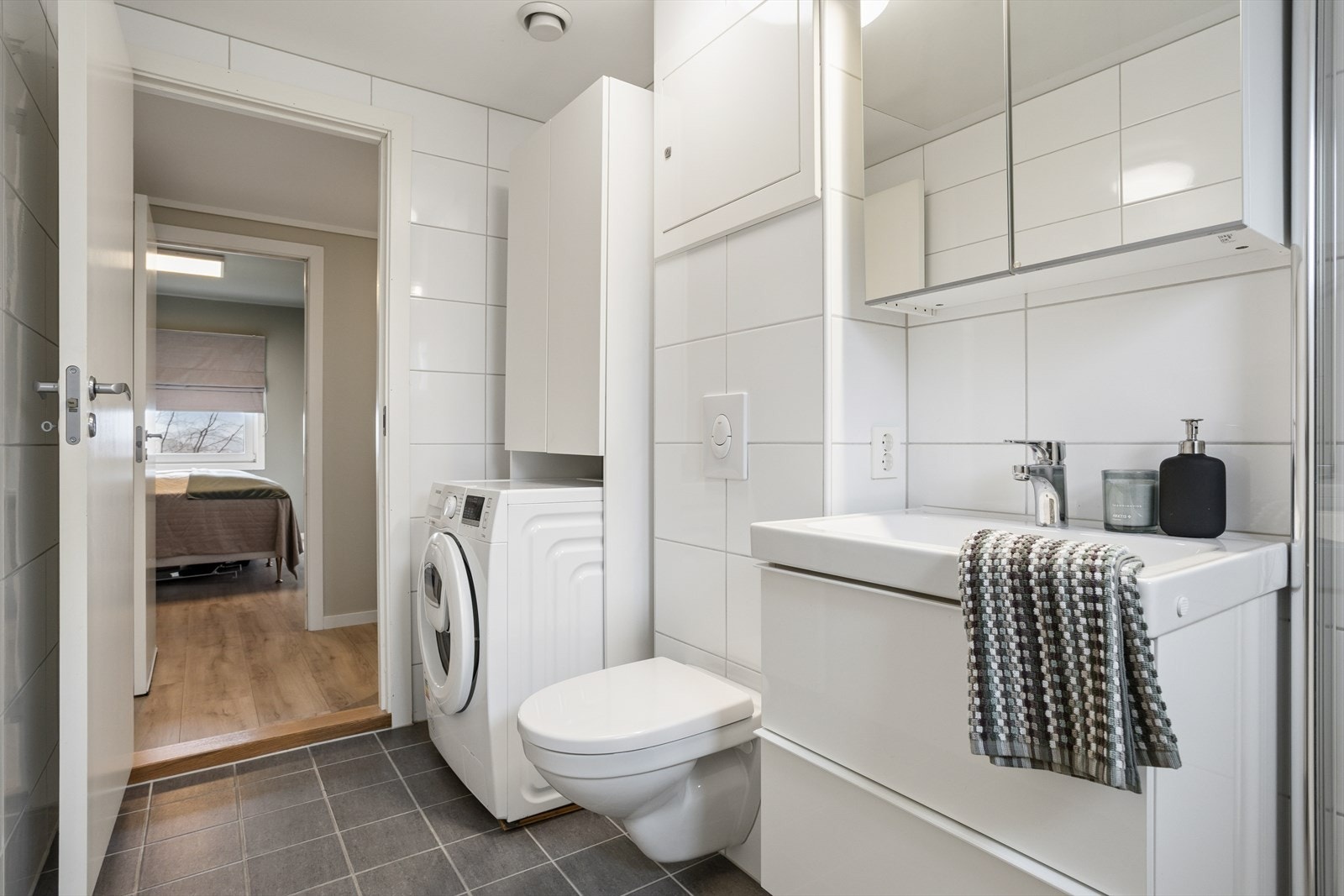 Varmekabler i gulv og opplegg for vaskemaskin. Galleribilde