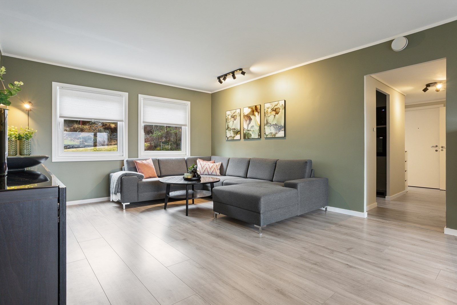 Leiligheten fremstår med god standard og er de senere år pusset opp med nye gulv og malte overflater Galleribilde