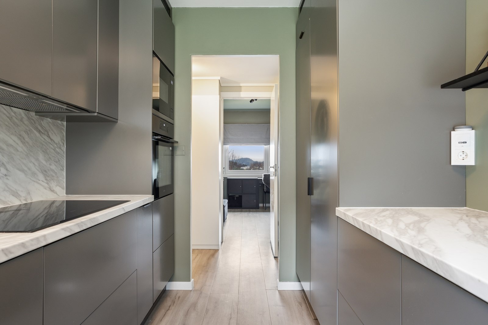 Integrert induksjonstopp, mikrobølgeovn, stekeovn og kjøl/fryseskap. Galleribilde