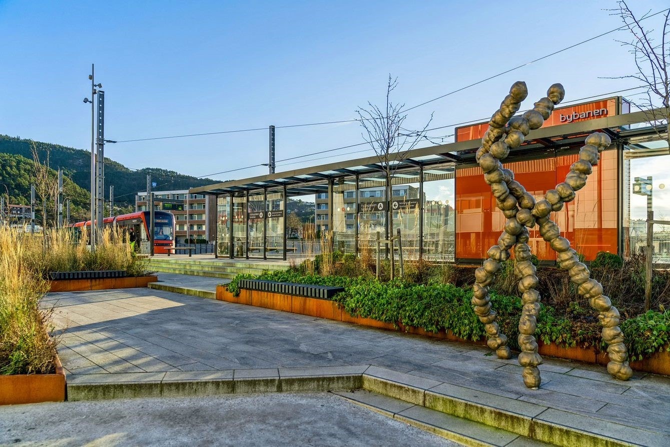 Bybanestopp ved Oasen. Her går bybanen til sentrum via Haukeland Galleribilde