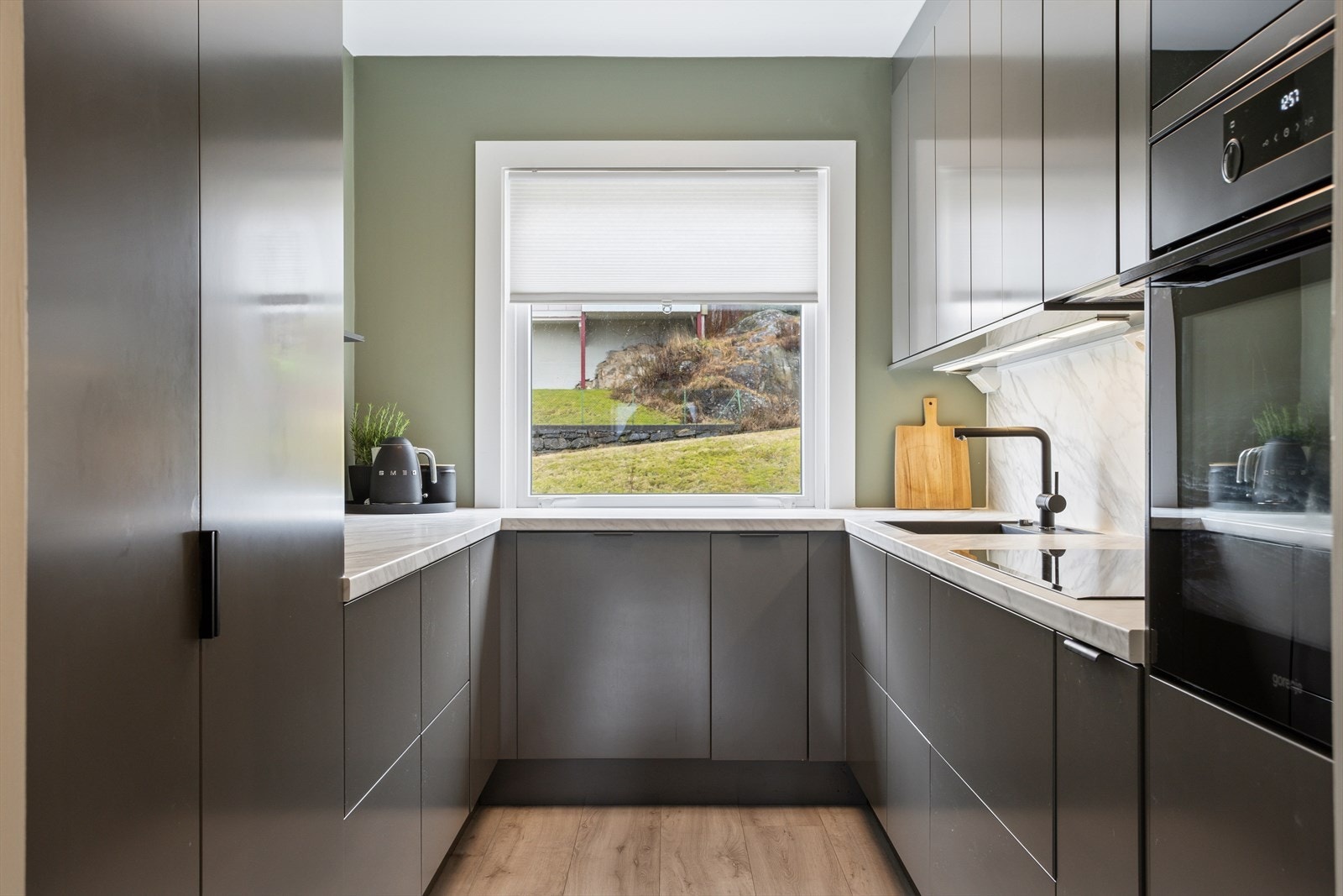 Ny kjøkkeninnredning fra Epoq i 2021 med god skap og benkeplass Galleribilde