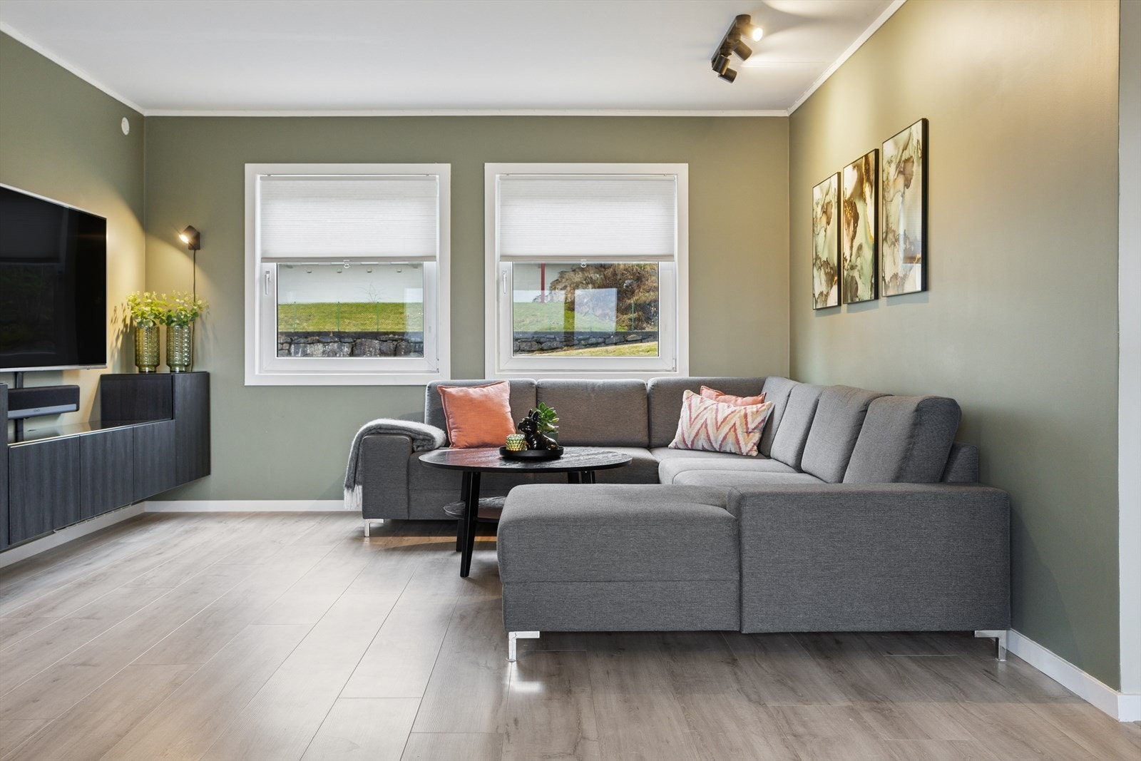 På originale og byggmeldte tegninger er denne delen av stuen beskrevet som leilighetens 3. soverom. Galleribilde