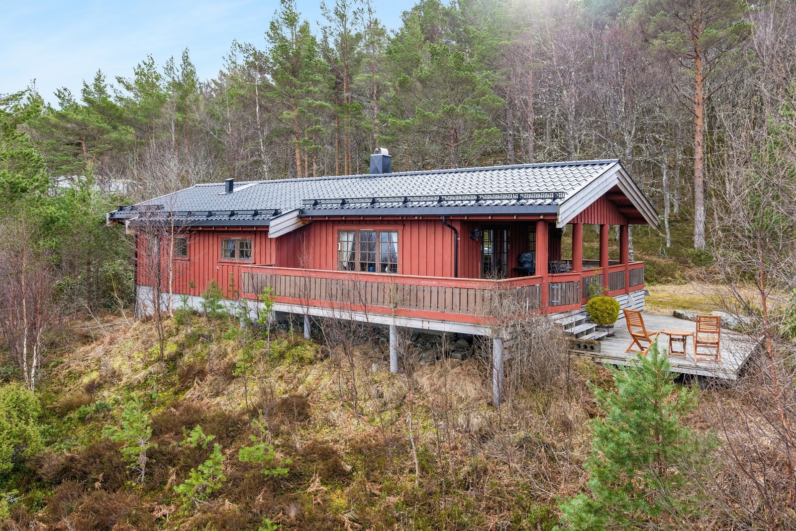 Naturskjønn og skjermet eiendom. Bilvei helt frem og parkering på egen eiendom. Galleribilde