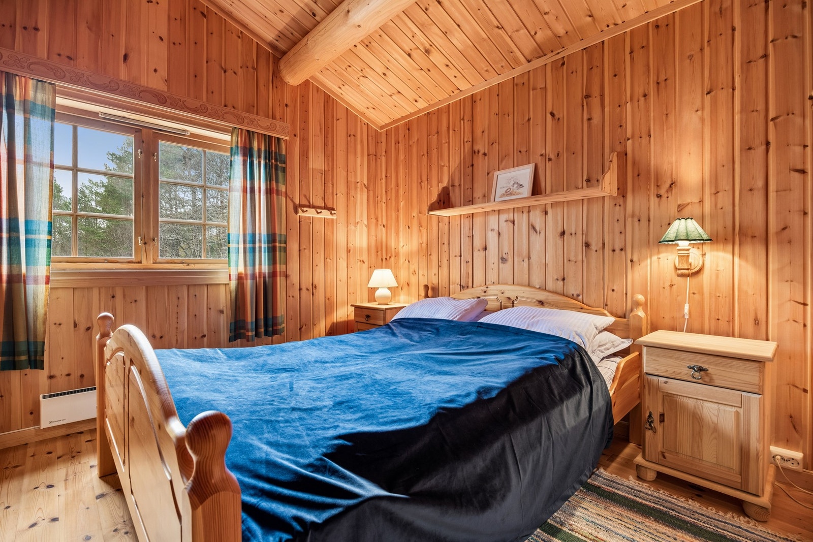 Soverom nr. 1 - det er totalt tre gode soverom med plass til familie og gjester. Galleribilde