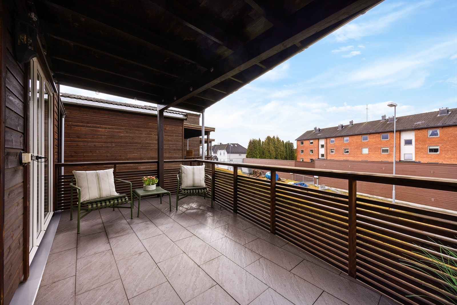 Fra stuen er det skyvedør ut til solrik veranda med god plass til utemøblement. Galleribilde