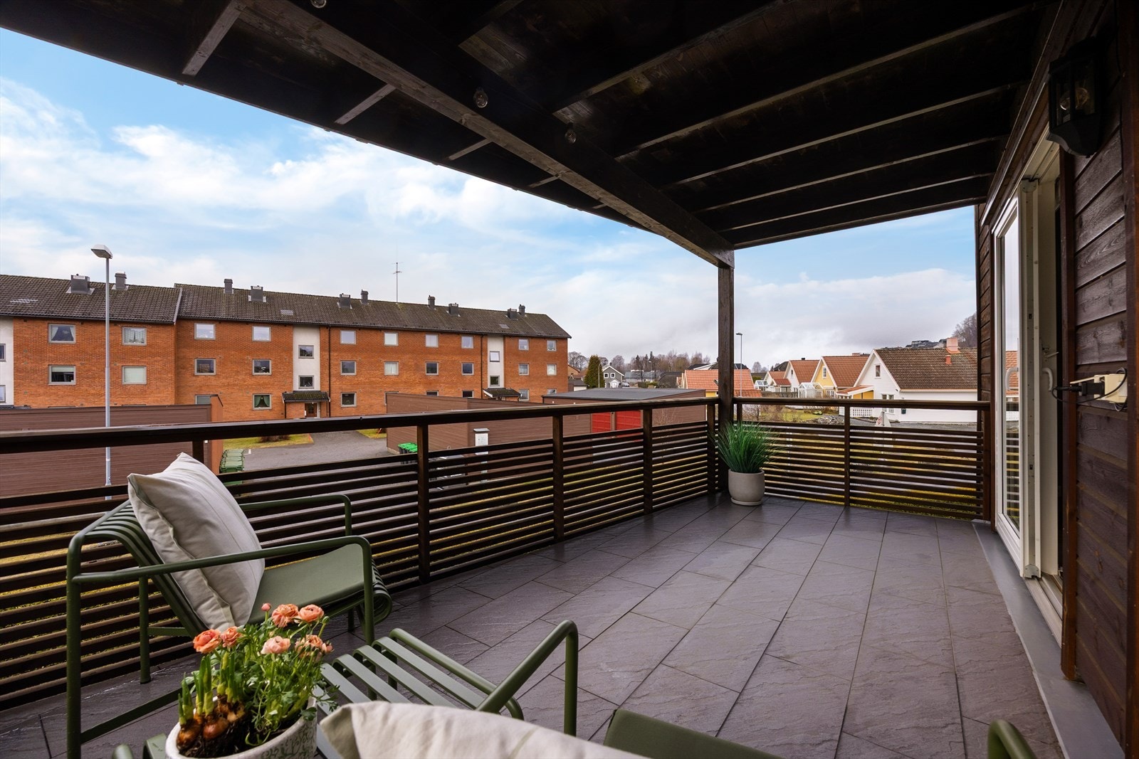 Lekker og moderne 3-roms i halvpart tomannsbolig med attraktiv og sentral beliggenhet på Hovenga. Galleribilde