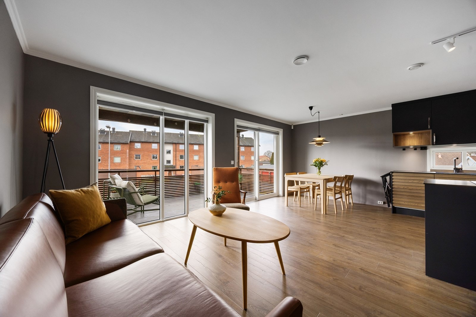Her er det god plass til møblering for både sofagruppe og spisestue. Galleribilde