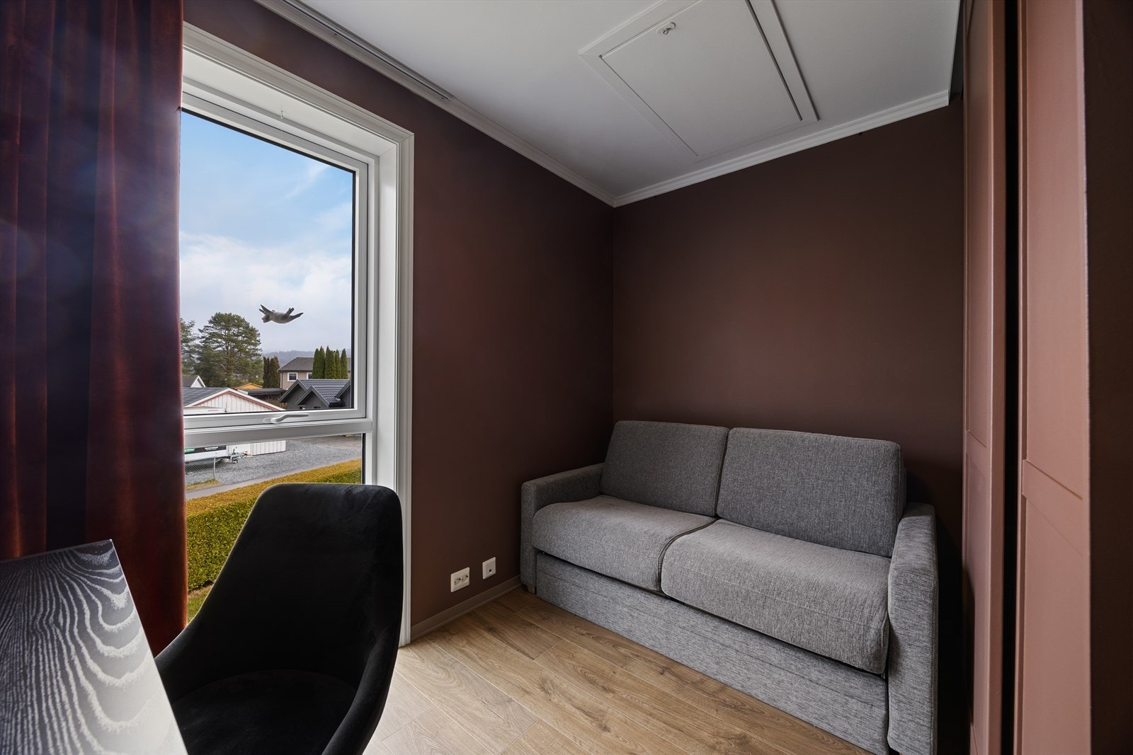 Soverommet er malt opp i fin rustfarge og lys malt himling med loftsluke. Rommet har en romslig skyvedørsgarderobe. Galleribilde