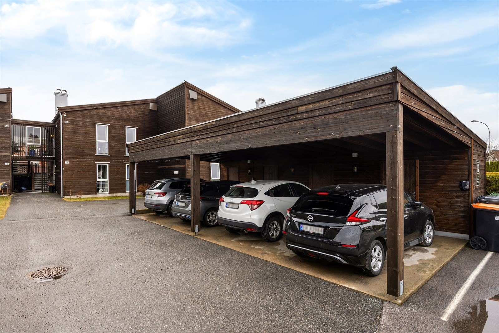 Leiligheten disponerer én biloppstillingsplass i carport og tilhørende sportsbod hvor det er varme i gulv. Galleribilde