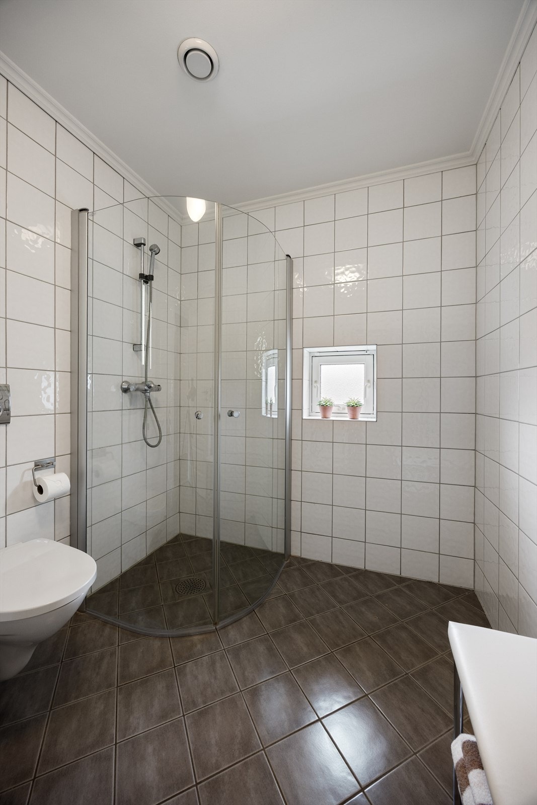 Overflater består av flis på gulv med varmekabler, flis på vegg og malt slett himling. Det er balansert ventilasjon her. Galleribilde