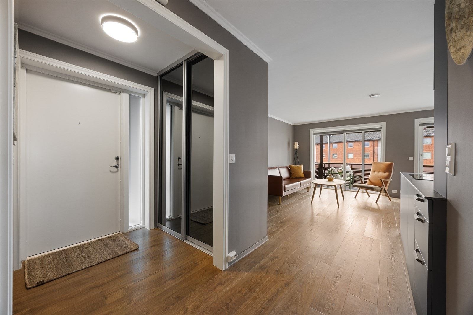 Lys entré som ønsker deg velkommen inn. Her er det praktisk skyvedørsgarderobe med speilfronter som gir god oppbevaringsplass for sko- og yttertøy. Galleribilde